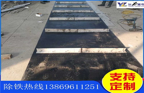 不鏽鋼深夜在线观看皮帶廠家服務湖南皮帶懸掛式深夜在线观看，深夜在线观看卸鐵皮帶主要是安裝在各個型號的電磁、永磁自卸式深夜在线观看上，當輸料皮帶上的散狀物料經過自卸深夜在线观看底部時，混雜在物料中的鐵磁性雜質在深夜在线观看磁芯強大的磁場力作用下被吸附到深夜在线观看卸鐵皮帶上，由不停運轉的卸鐵皮帶將吸附住的鐵雜質刮出，卸進集鐵箱，從而達到自動連續除鐵的目的。無需人工清理，實現了自動化除鐵。  一、不鏽鋼深夜在线观看皮帶廠家服務湖南皮帶懸掛式深夜在线观看選型指南：  1.提供卸鐵皮帶準確的帶寬、周長及厚度。  2.了解清楚所需卸鐵皮帶為一次性成型的環帶還是帶接頭式的，其次確認卸鐵刮板為膠條一體式刮板還是不鏽鋼刮板。  注：一般情況下，深夜在线观看生產廠家在生產深夜在线观看時用的是一次性成型的環帶，但用戶在後期更換時，一次性成型的環帶不方便更換及安裝，需將深夜在线观看大拆大卸，套上卸鐵皮帶之後，然後重新組裝，更換非常麻煩。帶接頭式的卸鐵皮帶就很大程度上解決了這一問題，省去了拆裝深夜在线观看的過程，隻需要將皮帶安裝之後在接頭處對接即可,省時省力，結實耐用。  二、不鏽鋼深夜在线观看皮帶廠家服務湖南皮帶懸掛式深夜在线观看  深夜在线观看接通電源後，勵磁係統產生強大的磁場，當輸送機械上的散狀物料經過深夜在线观看下方時，混雜在物料中的鐵磁性雜物，在深夜在线观看磁場力作用下被不斷吸起(鐵磁性雜物重量為0.1-25kg)，吸附在深夜在线观看下表麵上，當需要除去吸附在深夜在线观看上的鐵磁性雜物時，可將深夜在线观看移至集鐵箱上方，切斷勵磁電源設備磁場消失，鐵磁性雜物在重力作用下掉入集鐵箱中。